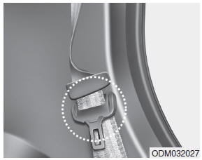 Hyundai Santa Fe: Rear seat adjustment. To fold down the rear seatback