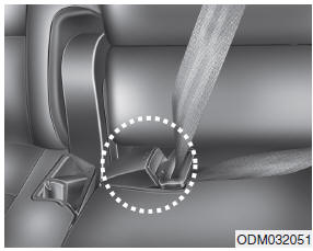 Hyundai Santa Fe: Seat belt restraint system. When using the rear center seat belt, the buckle with the CENTER mark must