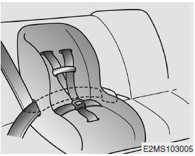 Hyundai Santa Fe: Using a child restraint system. The automatic locking mode will help prevent the normal movement of the child