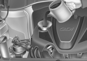 Hyundai Santa Fe: Checking the engine oil level. Type A
