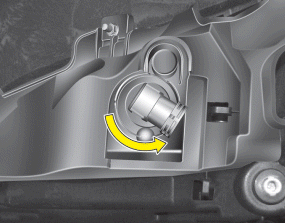 Hyundai Santa Fe: Headlamp, Front position lamp, Front turn signal lamp, Front fog lamp bulb replacement. If the lamp bulb does not operate, have the vehicle checked by an authorized