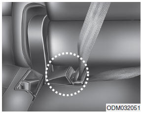 Hyundai Santa Fe: Seat belt restraint system. When using the rear center seat belt, the buckle with the “CENTER” mark must