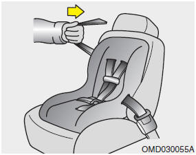 Hyundai Santa Fe: Using a child restraint system. 4. Slowly allow the shoulder portion of the seat belt to retract and listen for